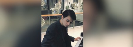 Yashar Yaxiaer Xiaohelaiti een Oeigoerse songwriter